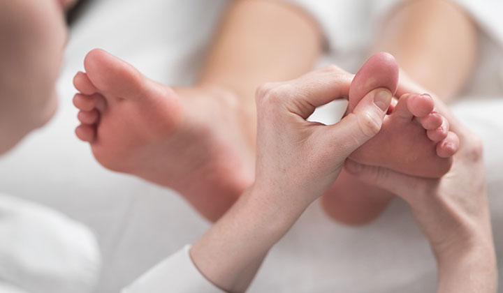 Hautpilz behandeln beim Arzt