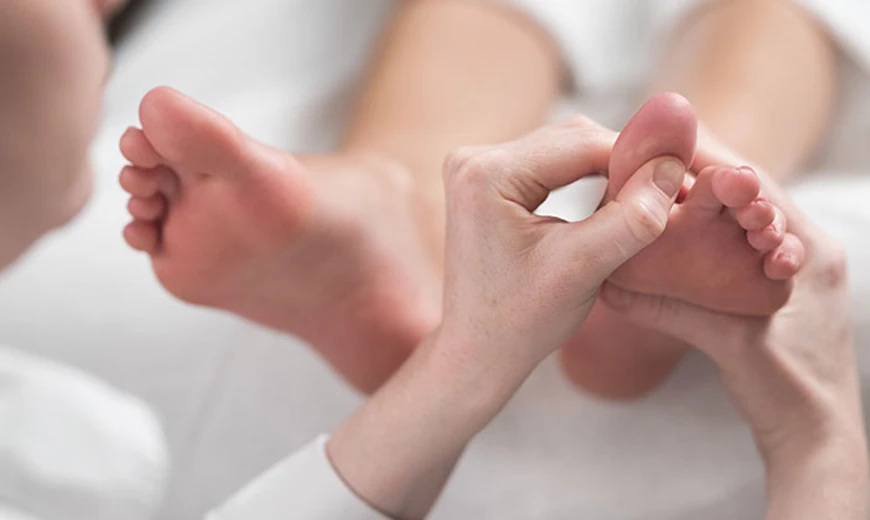 Arzt behandelt Fußpilz Hautpilz behandeln beim Arzt