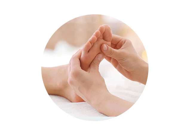 Massage am Fuß Druckentlastung bei Dekubitus