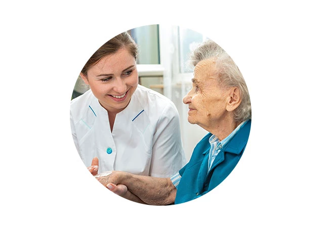 Pflegerin und Patientin Hautpflege bei Dekubitus