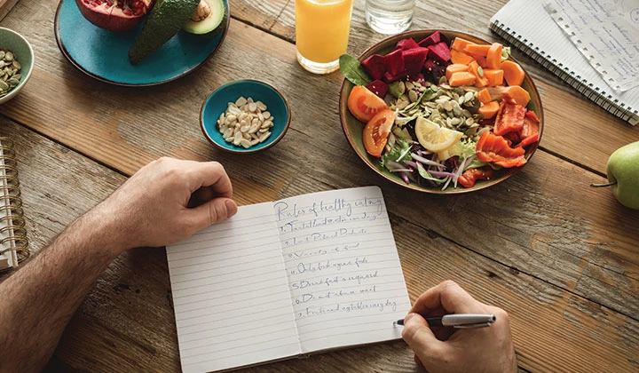 Mann führt Ernährungstagebuch Tagebuch der Ernährung bei Neurodermitis