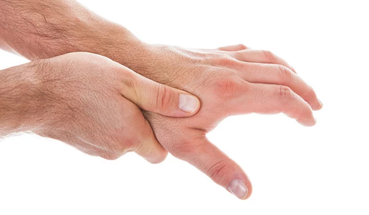 Mann drückt seinen Hand Dekubitus durch Fingertest erkennen