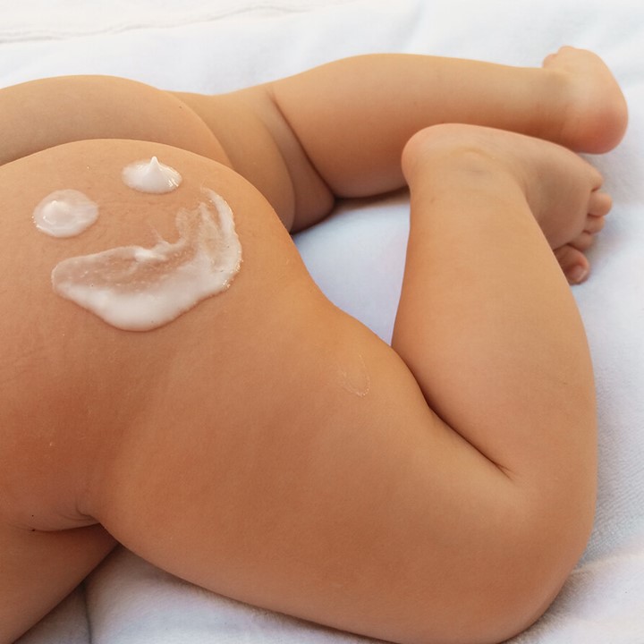 Babypo mit Creme Gesunde Babyhaut kann Windelausschlag vorbeugen