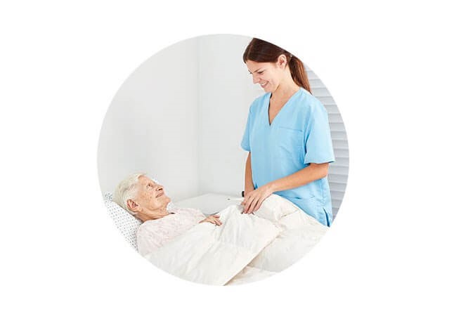 Pflegerin am Bett der Patientin Druckbelastung bei Dermatitis