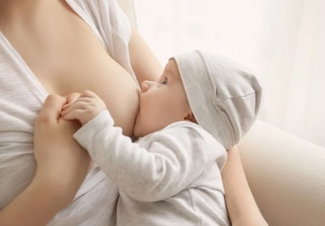 Baby saugt an Brust Brustwarzen schmerzen beim Stillen