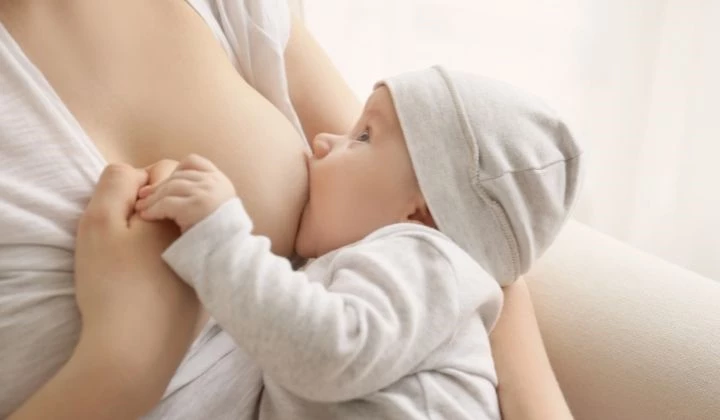 Baby saugt an Brust Brustwarzen schmerzen beim Stillen